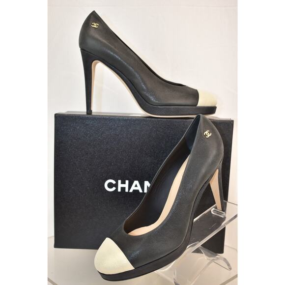 NIB CHANEL BLACK BUFFALO LEATHER GOLD CAP TOE CC PLATFORM HEELS PUMPS 39.5 $950 - Picture 1 of 12